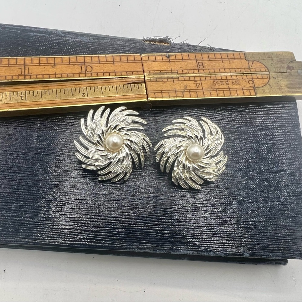 Vintage SARAH COVENTRY clip on silver tone flower faux pearl earrings - Picture 5 of 6